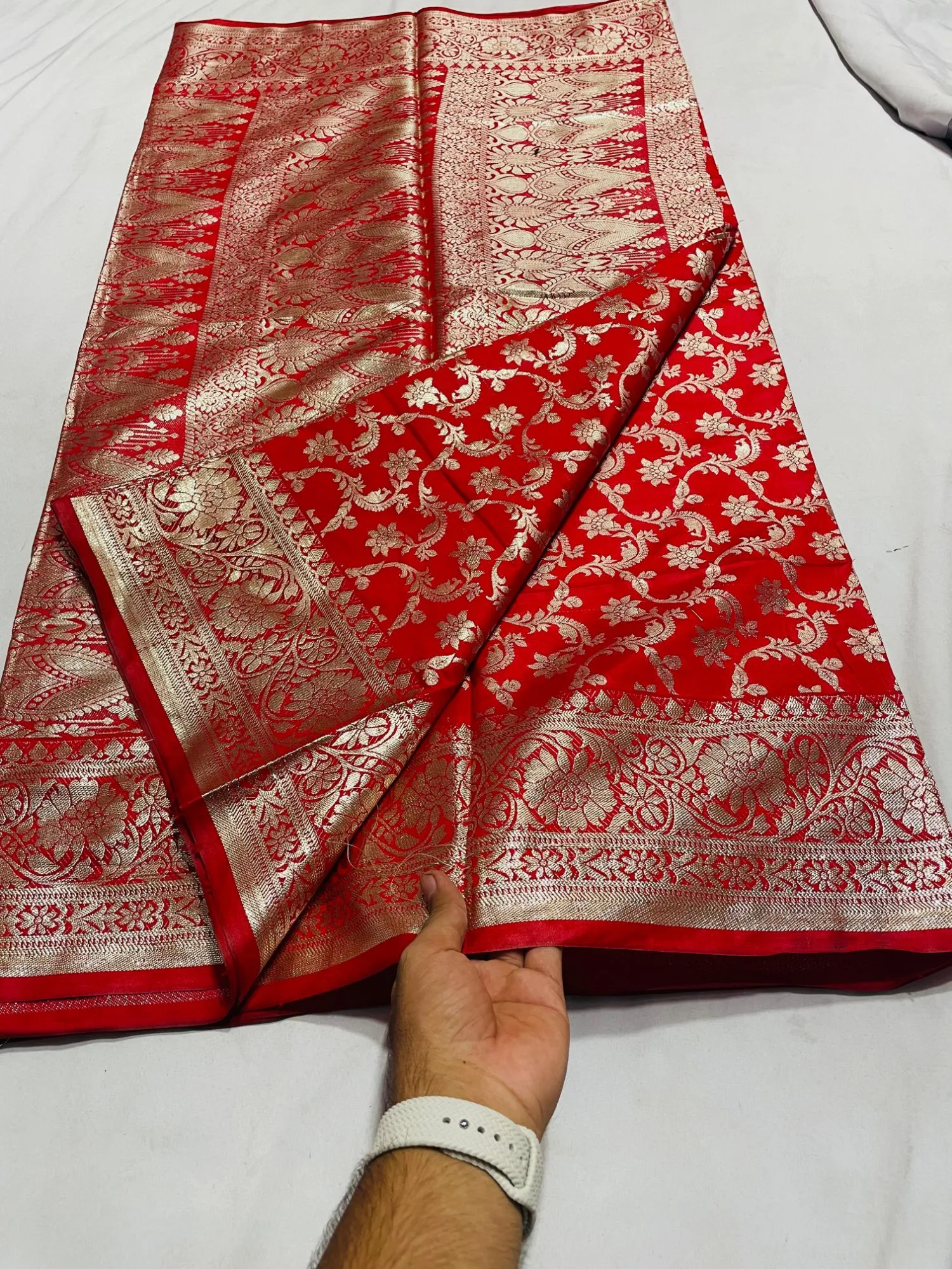 নতুন সিল্ক বেনারসি শাড়ি – ১২ হাত লম্বা, ব্লাউজ পিস ছাড়া, আভিজাত্য ও সৌন্দর্যের নিখুঁত সমন্বয়।